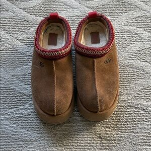 UGG Women’s Tazz II Ugg slippers, size 7.